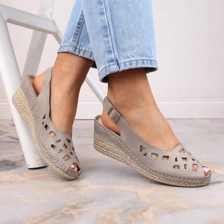 Skórzane komfortowe sandały damskie na koturnie szare Helios 110-33